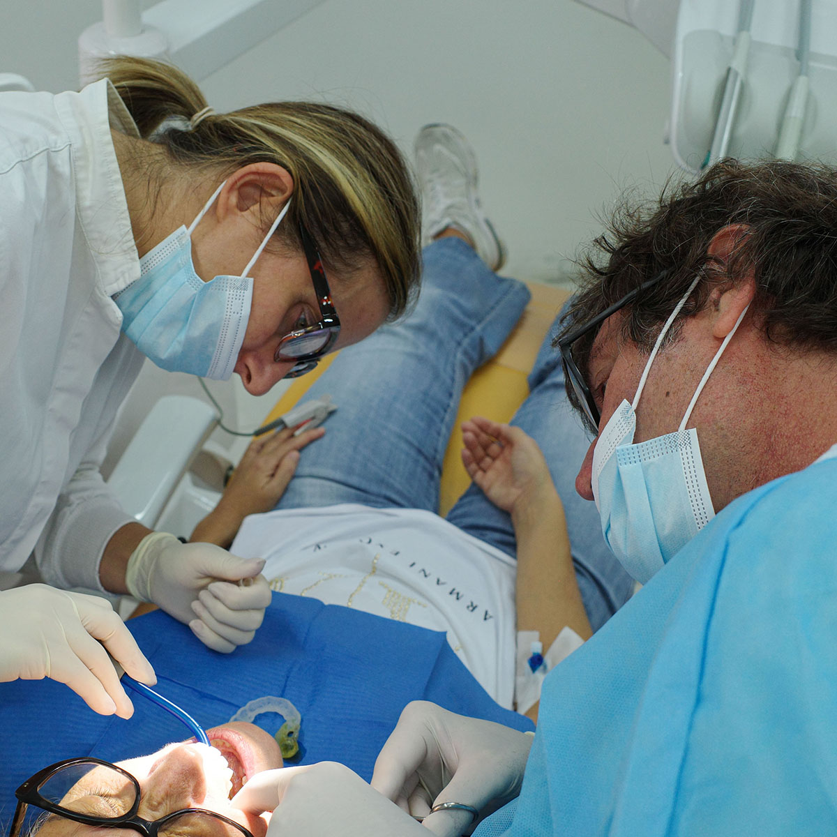 Impianto dentale flapless